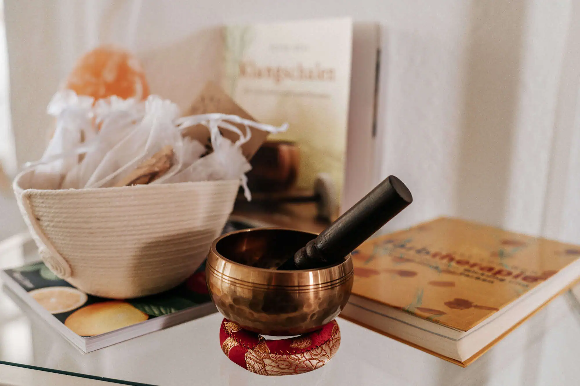 Klangschale, Räucherwerk und Fachbuch zur Klangtherapie